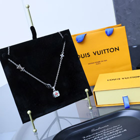 Louis Vuitton LV pendant letter flower square necklace-3651